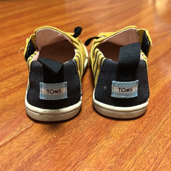 Toms Bee Themed Girls Size 5 Shoes. - Picture 3 of 4